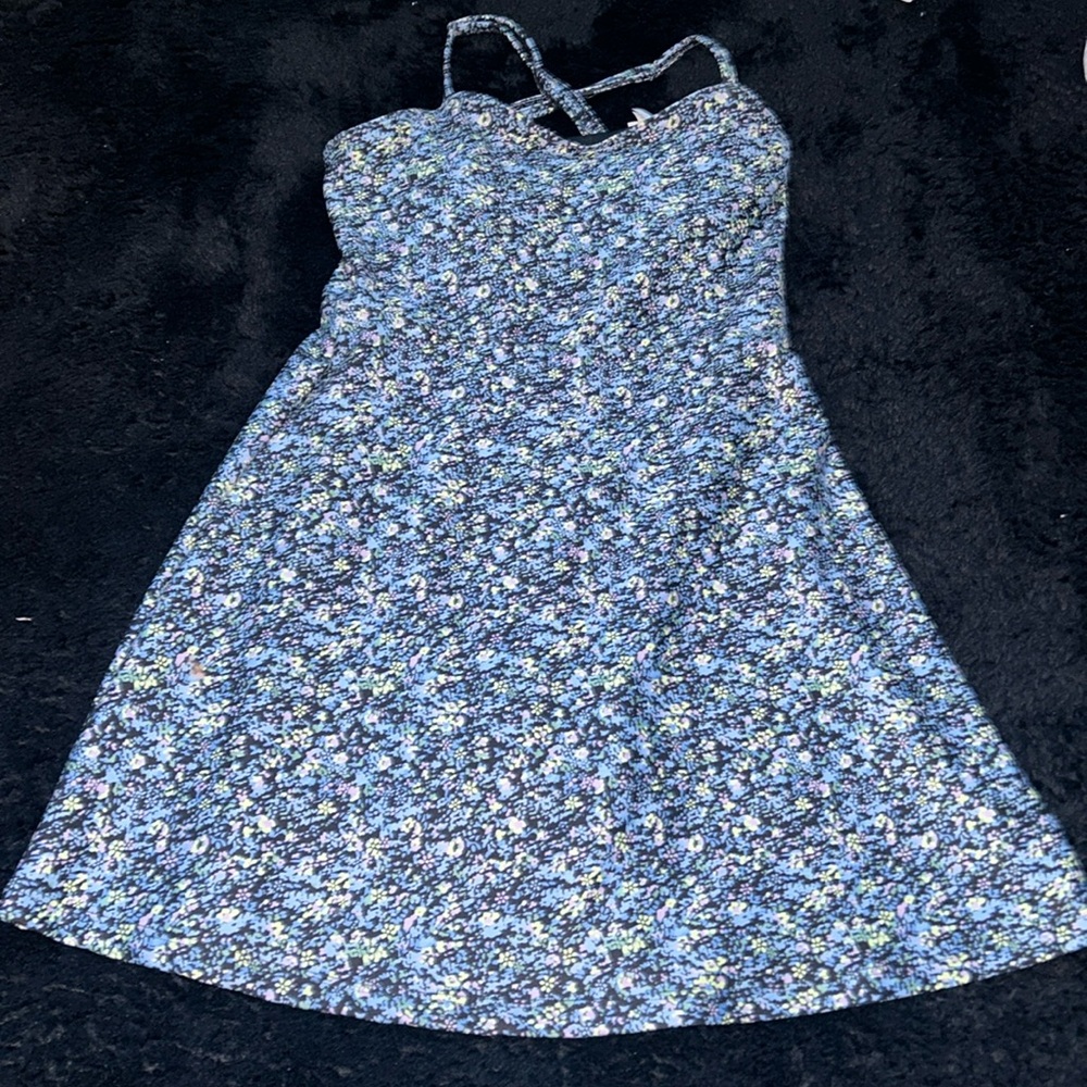 Cute detailed flowy short dres with crossed straps in the back